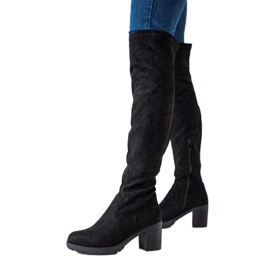 TRENDI Cómodas botas negras en un poste negro