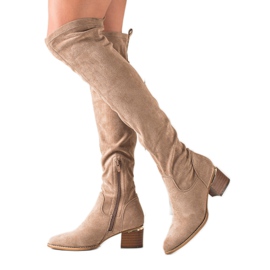 Evento Botas por encima de la rodilla en el poste beige