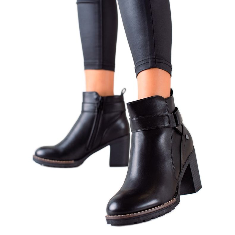 TRENDI Botas casuales en un poste negro