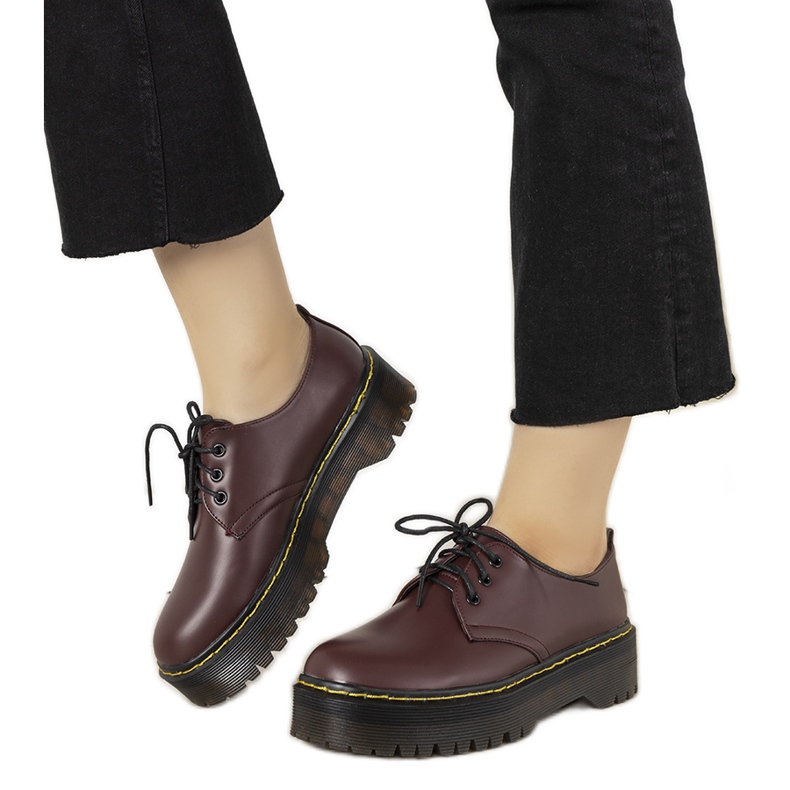 Zapatos brogue granate sobre suela ronde gruesa rojo