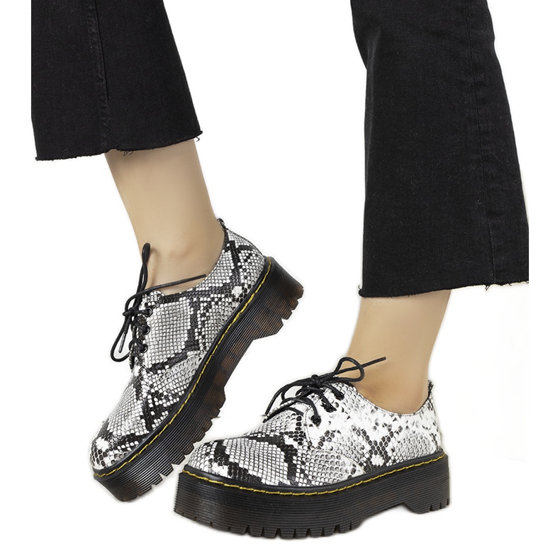 Zapatos negros con motivo de piel de serpiente y suela gruesa Ronde blanco