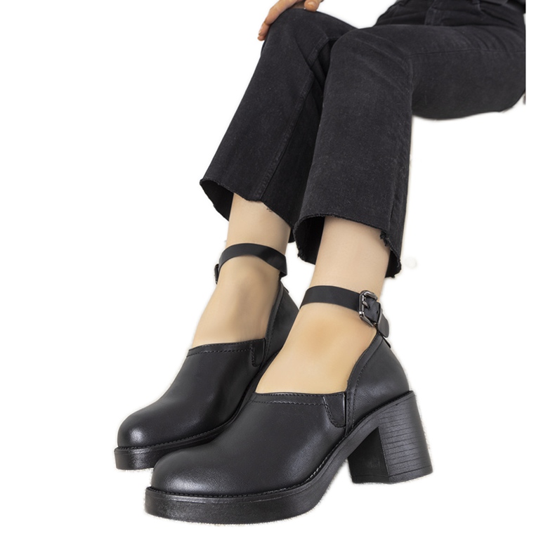 Zapatos negros en el puesto de Christiane