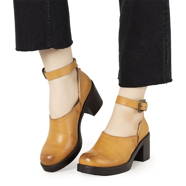 Zapatos de camello en el poste de Christiane marrón