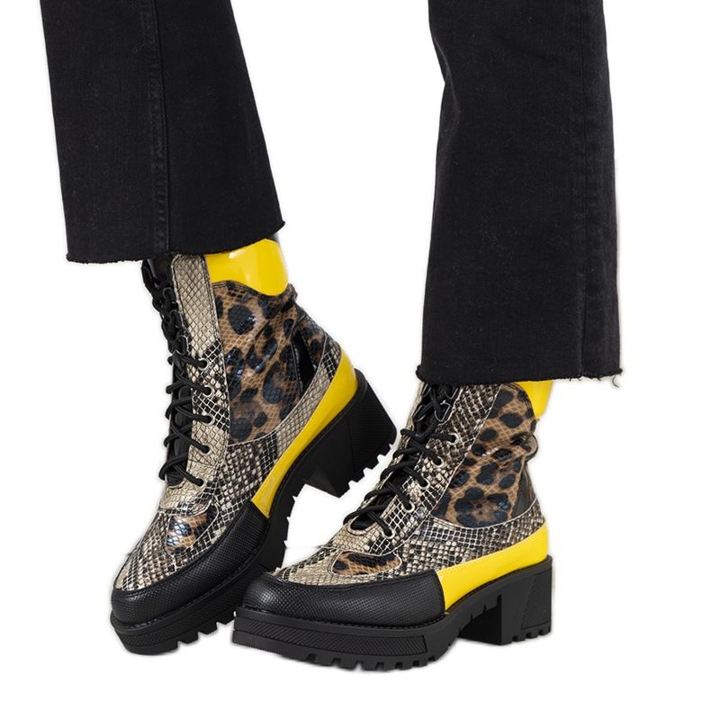 Tramperos negros en el motivo animal de Felis