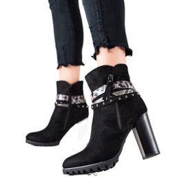 TRENDI Botas negras con rayas decorativas negro