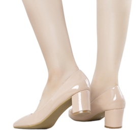 Bombas beige en el poste de Harye