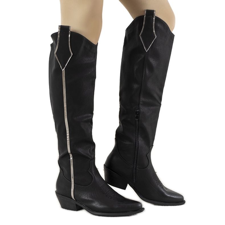 Botas negras en el puesto de Garay negro Botas negras en el puesto de Garay negro