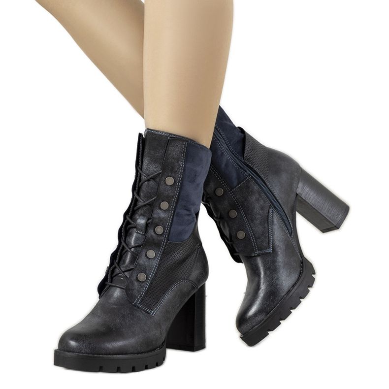 Botines azul marino en el poste de Alvarado beige