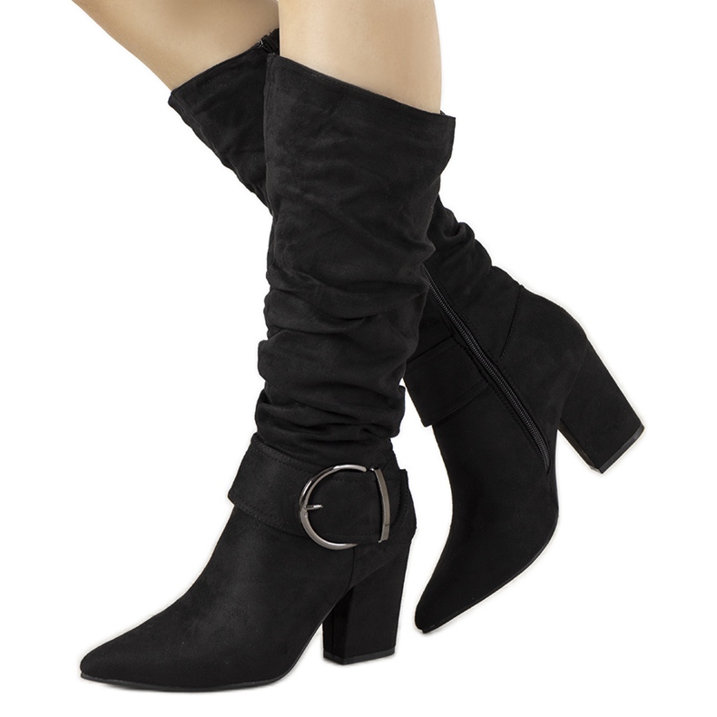 Botas negras en el poste de Berie negro Botas negras en el poste de Berie negro