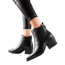 Melisa Botas en un poste ancho negro