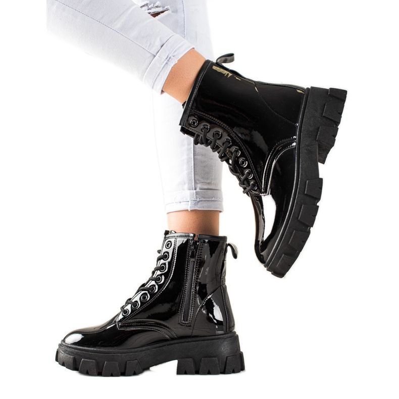 Sergio Todzi Tramperos negros en la plataforma Sergio Todzi Tramperos negros en la plataforma