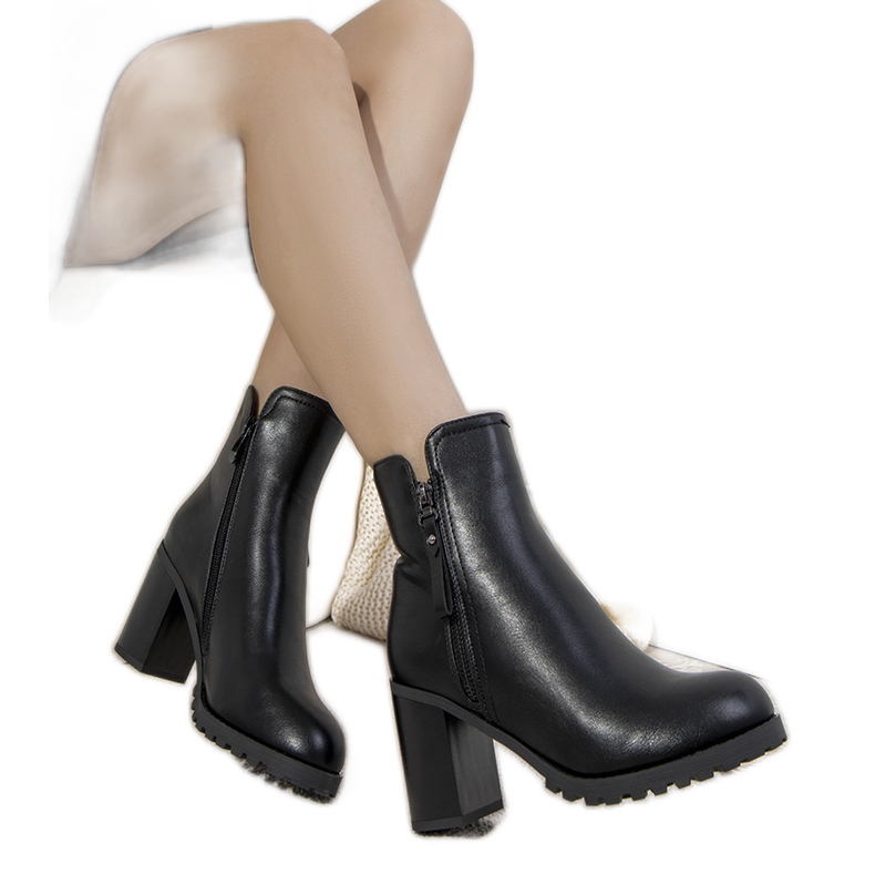 Botas negras aisladas en el poste Karen negro