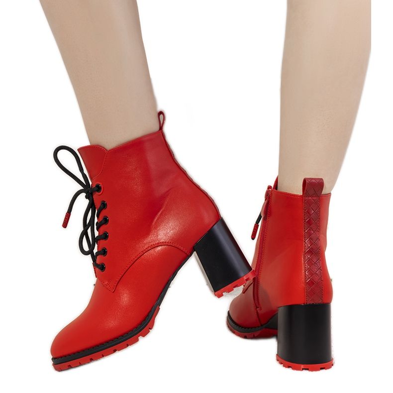 Botas rojas aisladas con ribete Skow rojo Botas rojas aisladas con ribete Skow rojo