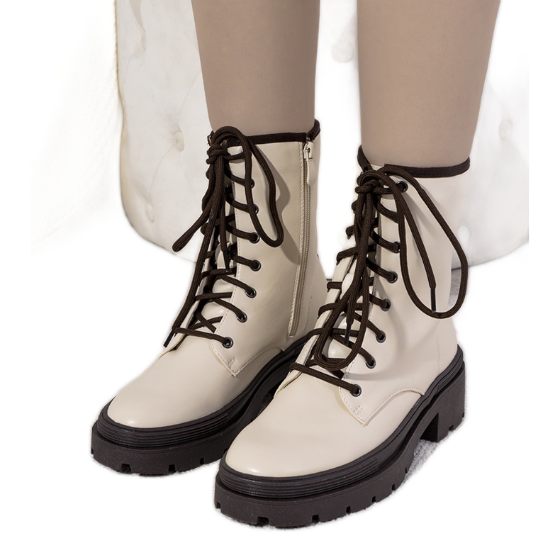 Botas beige aislantes sobre suela gruesa Dena
