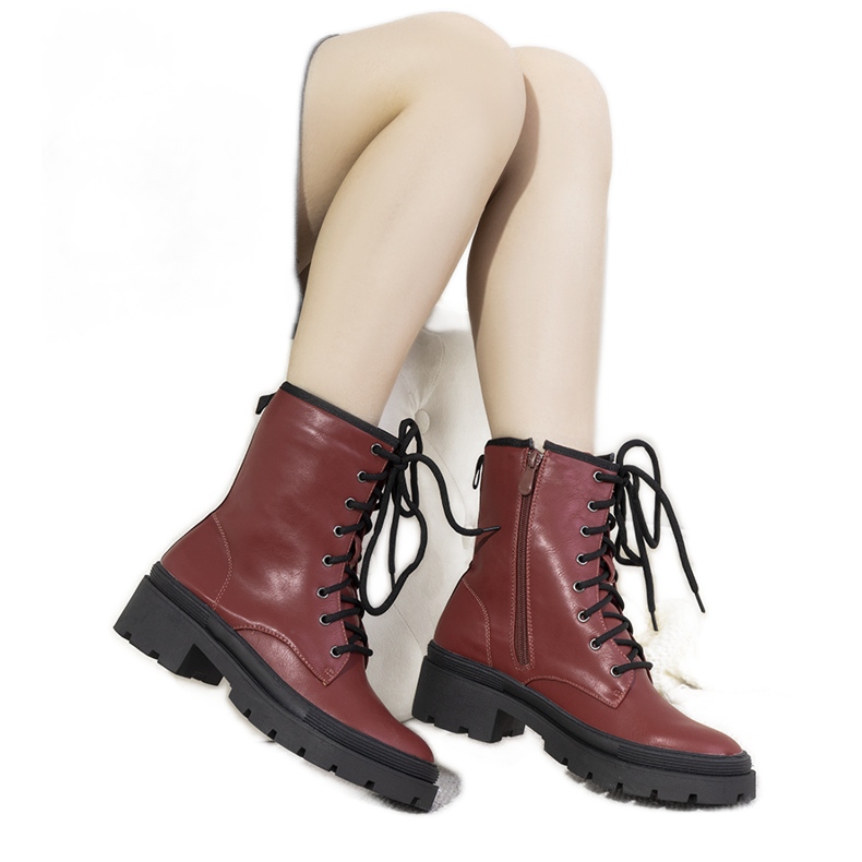 Botas aisladas sobre suela gruesa Dena marrón