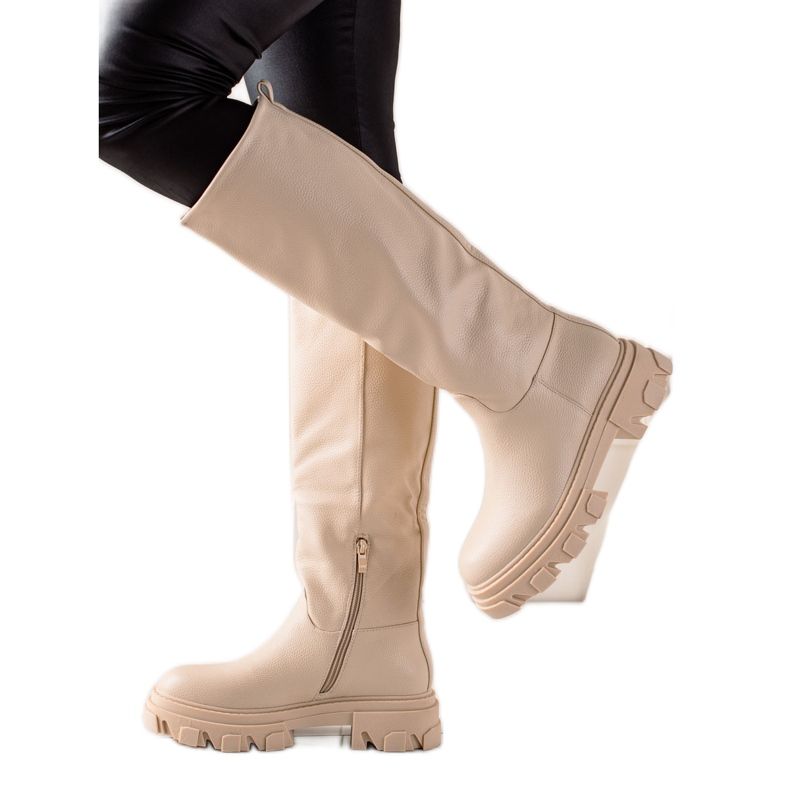 TRENDI Botas con cuero ecológico en la plataforma beige TRENDI Botas con cuero ecológico en la plataforma beige