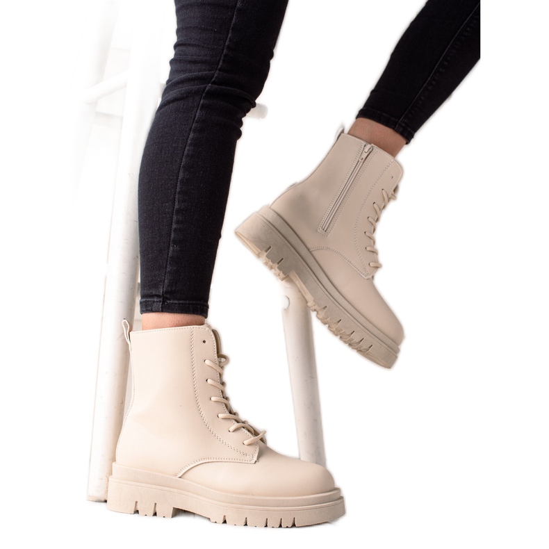 TRENDI Tramperos beige clásicos en la plataforma TRENDI Tramperos beige clásicos en la plataforma