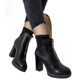 Botines negros en el puesto de Kizzy