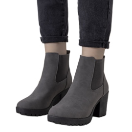 Las botas grises en el poste aislaron a Brooke Las botas grises en el poste aislaron a Brooke
