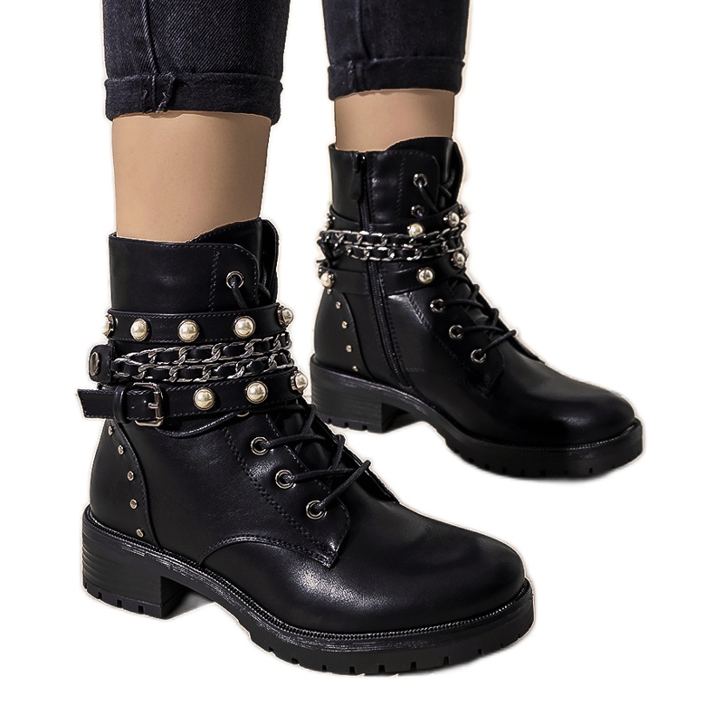 Botas negras aisladas con cadenas Mildred negro