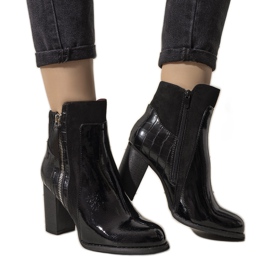 Botas negras aisladas en el poste Witter negro