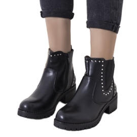 Botas negras Clower aisladas con tachuelas negro
