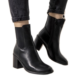 Botas negras aisladas en el poste de Michelle negro Botas negras aisladas en el poste de Michelle negro