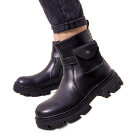 Botas negras aisladas con bolsita Millikin negro