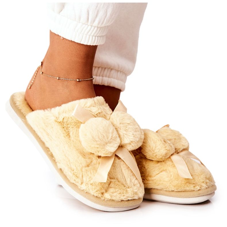 Pantuflas de piel de pamppy amarillo con pompones beige crudo Pantuflas de piel de pamppy amarillo con pompones beige crudo