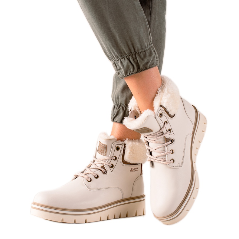 Goodin Tramperos en la plataforma beige