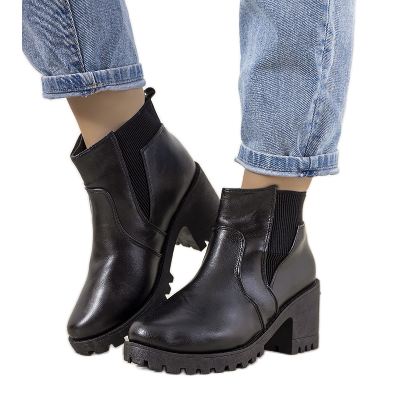 Botas negras aisladas en el poste de Ruel negro
