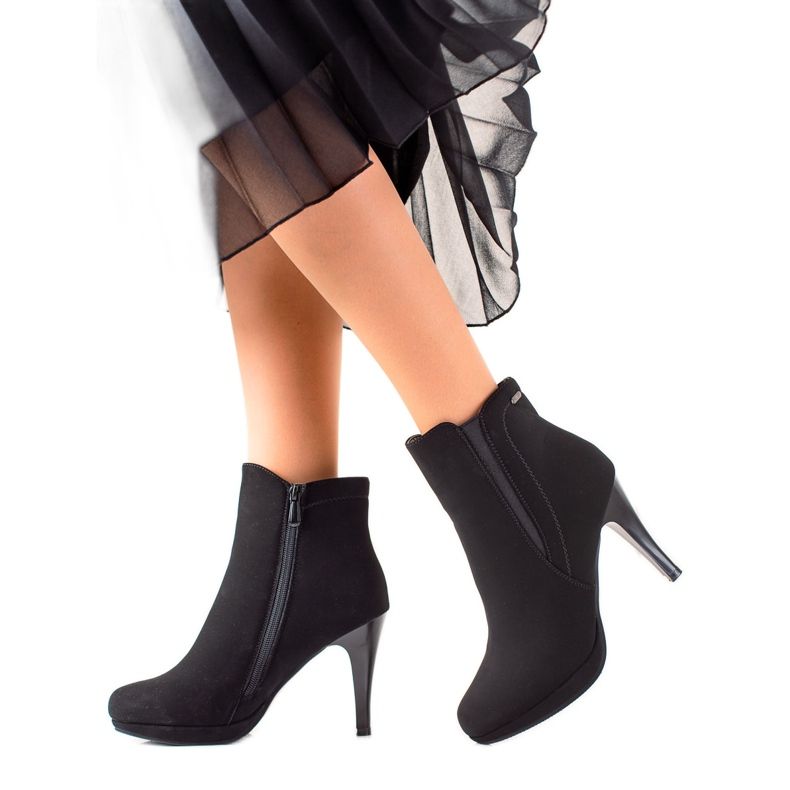 Camo Botas con estilo en un tacón alto. negro