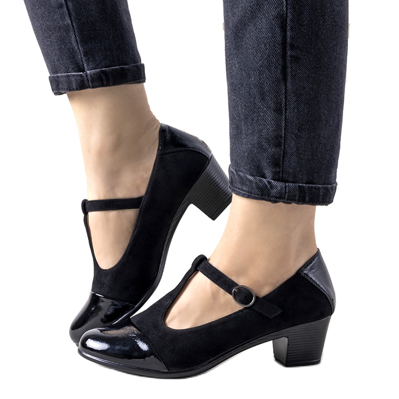 Zapatos de tacón negros sobre un pilar con puntera de postre barnizada