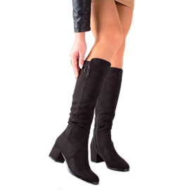 Groto Gogo Botas negras en un poste bajo negro