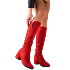 Groto Gogo Botas rojas en un poste bajo rojo
