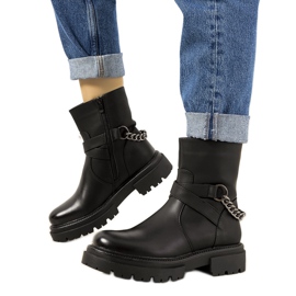 Botas negras aisladas con cadena Porta negro