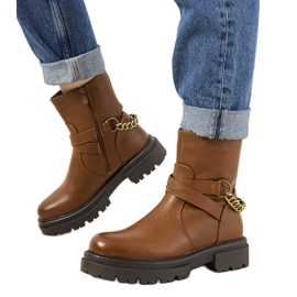 Botas marrones aisladas con cadena Porta marrón
