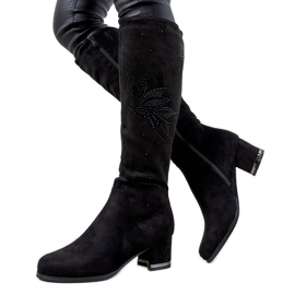 Botas negras en el poste aislado Willka negro