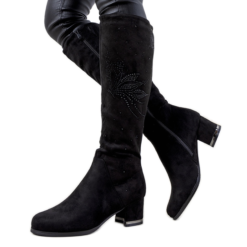 Botas negras en el poste aislado Willka negro