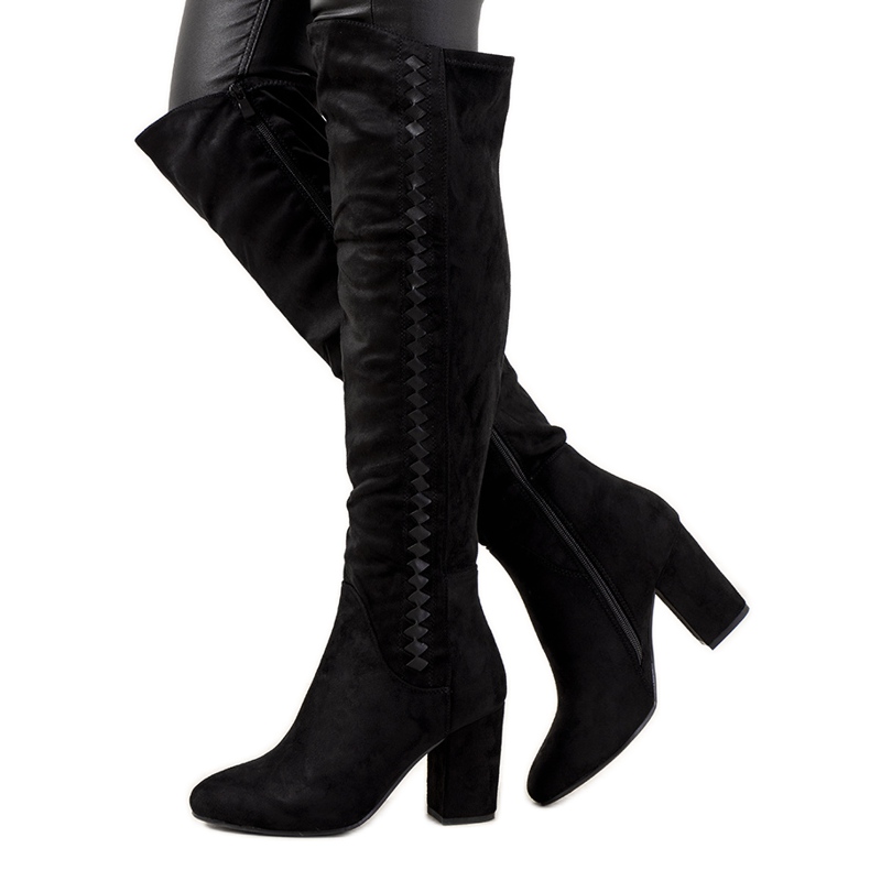 Botas negras en el poste aislado de Menas negro Botas negras en el poste aislado de Menas negro