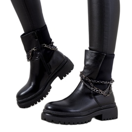 Botas negras aisladas con cadenas Mora negro