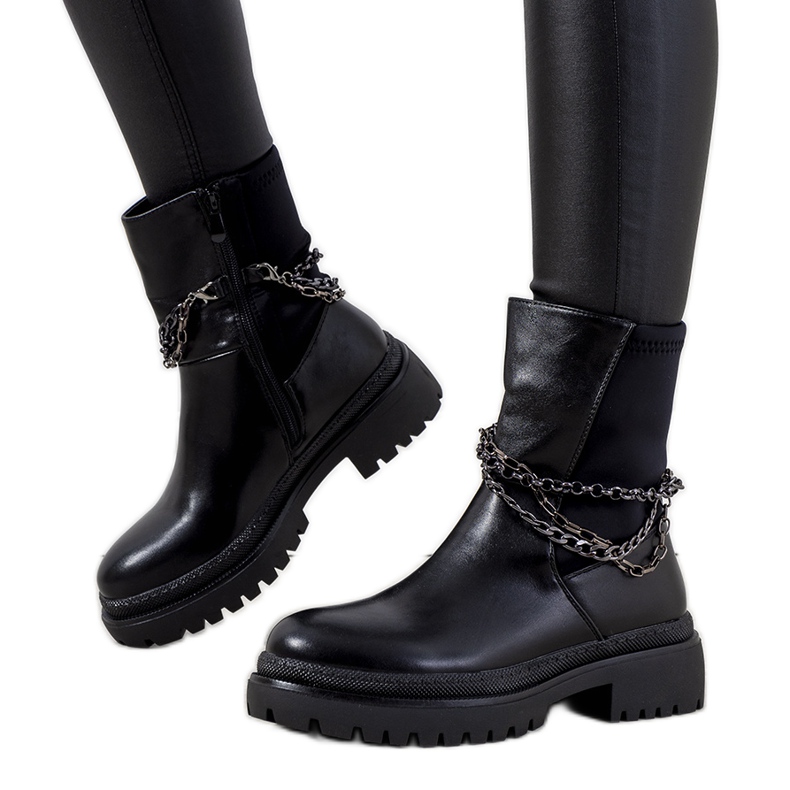Botas negras aisladas con cadenas Mora negro