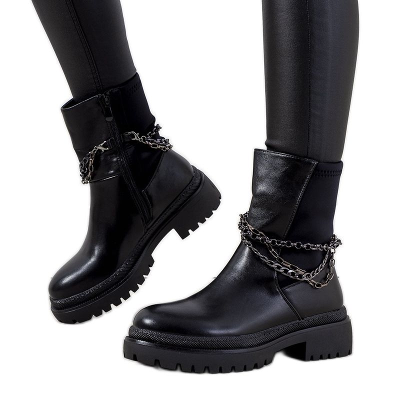 Botas negras aisladas con cadenas Mora negro Botas negras aisladas con cadenas Mora negro