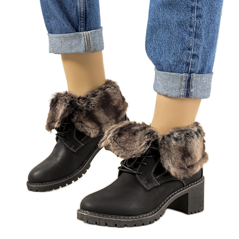 Botas negras aisladas con pelo Varrone negro