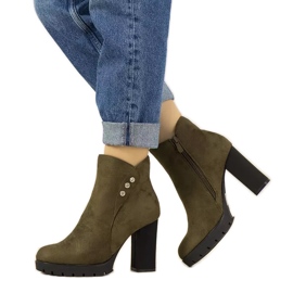 Botas de ante verde Castañeda en el poste