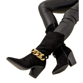 Botas de vaquero negras en el puesto de Effie negro