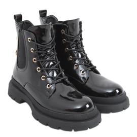 Botines lacados con cadena Jake Black negro