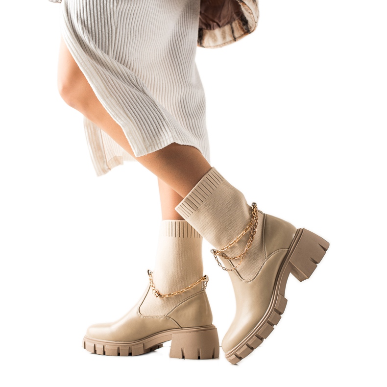 Ideal Shoes Botas de moda Jodhpur con cadena beige Ideal Shoes Botas de moda Jodhpur con cadena beige