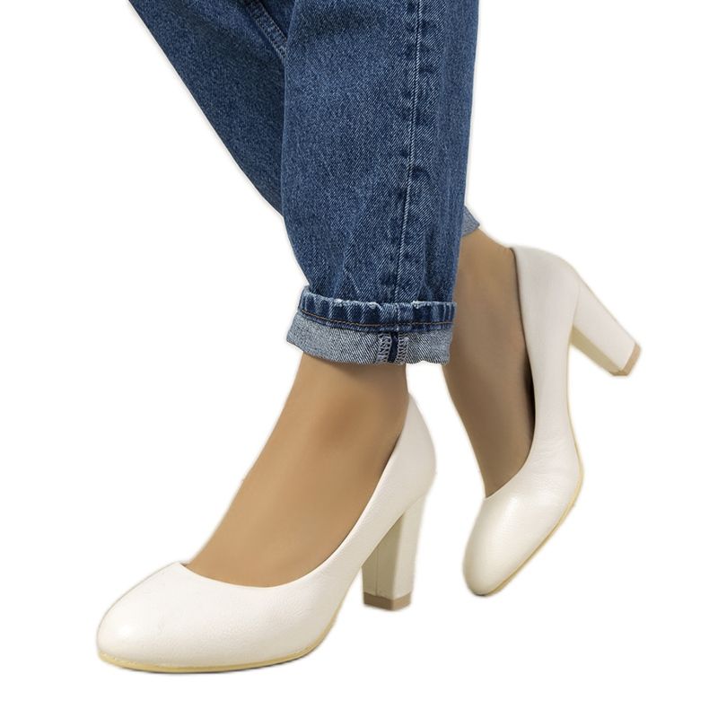 Bombas blancas en el poste de Unos blanco Bombas blancas en el poste de Unos blanco