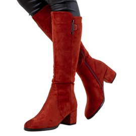 Botas rojas en el poste aislado Adame rojo Botas rojas en el poste aislado Adame rojo
